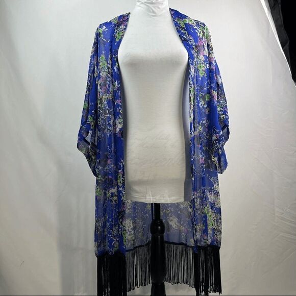 Cardigan with fringe at the bottom sheer  . On a size six mannequin - Picture 2 of 4